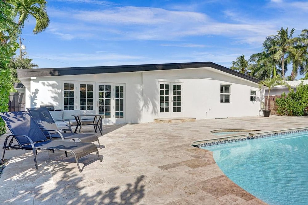 New Pool House 3-bedroom Home Victoria Park