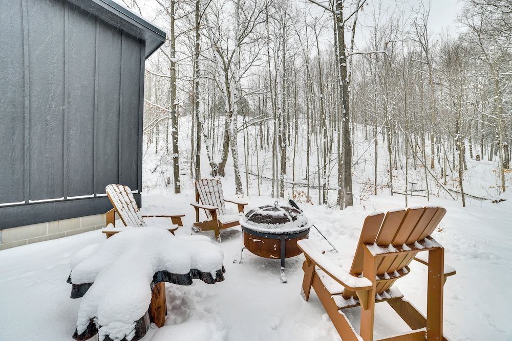 8 Mi to Sleeping Bear Dunes: Creekside Cabin