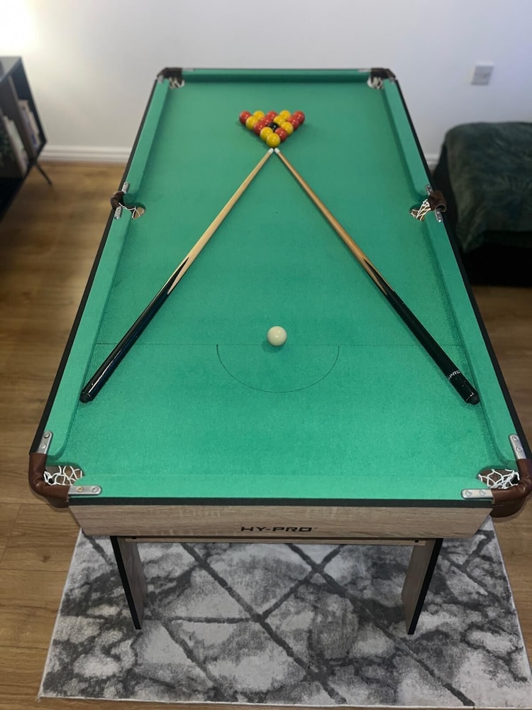 Stylish 3 Bed Home Parking City centre
