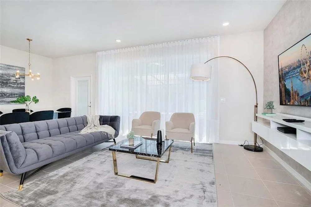 Elegant 5-bedroom Villa w Private Pool Near Disney