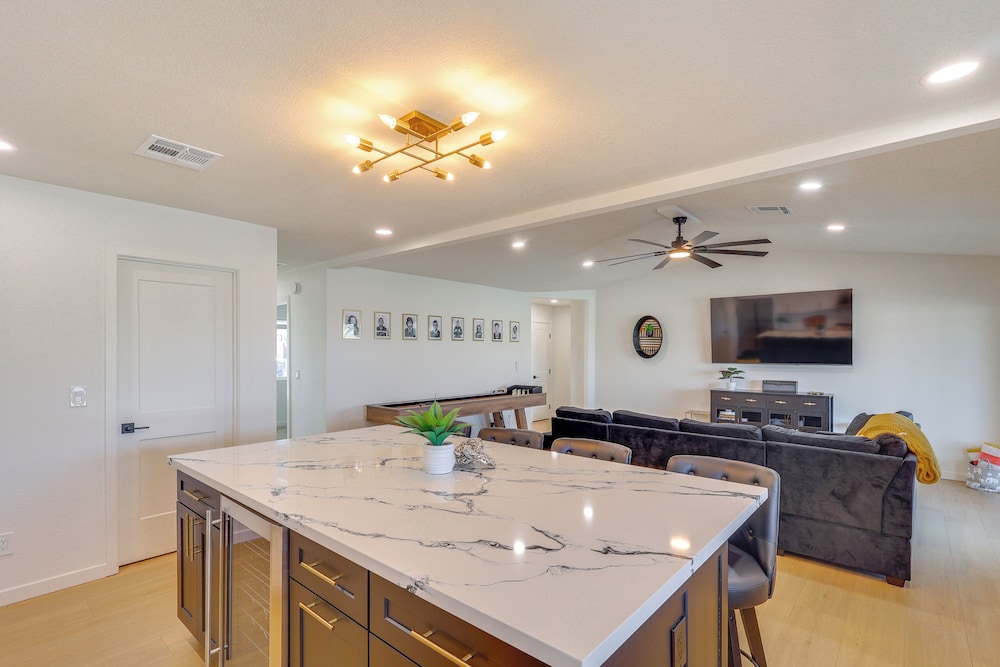 2 Mi to Windsor Beach! Updated, Sleek Family Home