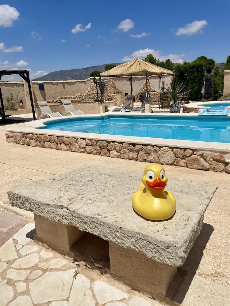 Pinoso/ubeda House With 6 Bedrooms