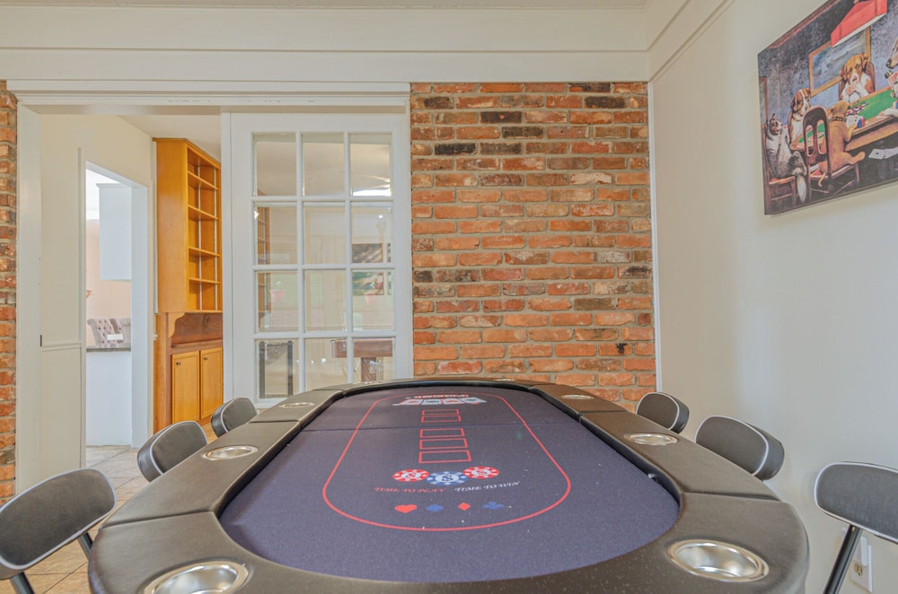 Relaxing 3BR Getaway with Pool and games