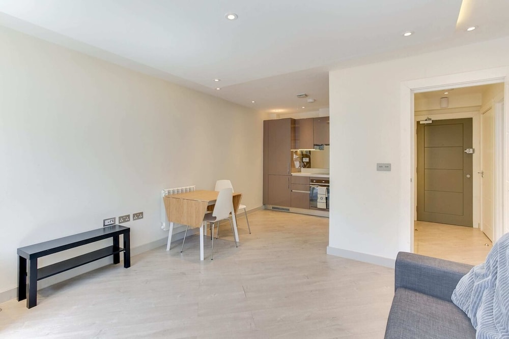 Spacious 1 Bed Near Tube in East London