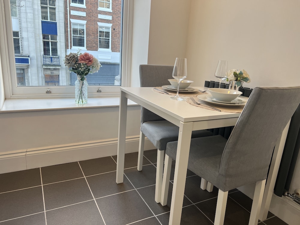 Hull Spacious Apartment 5 view 5