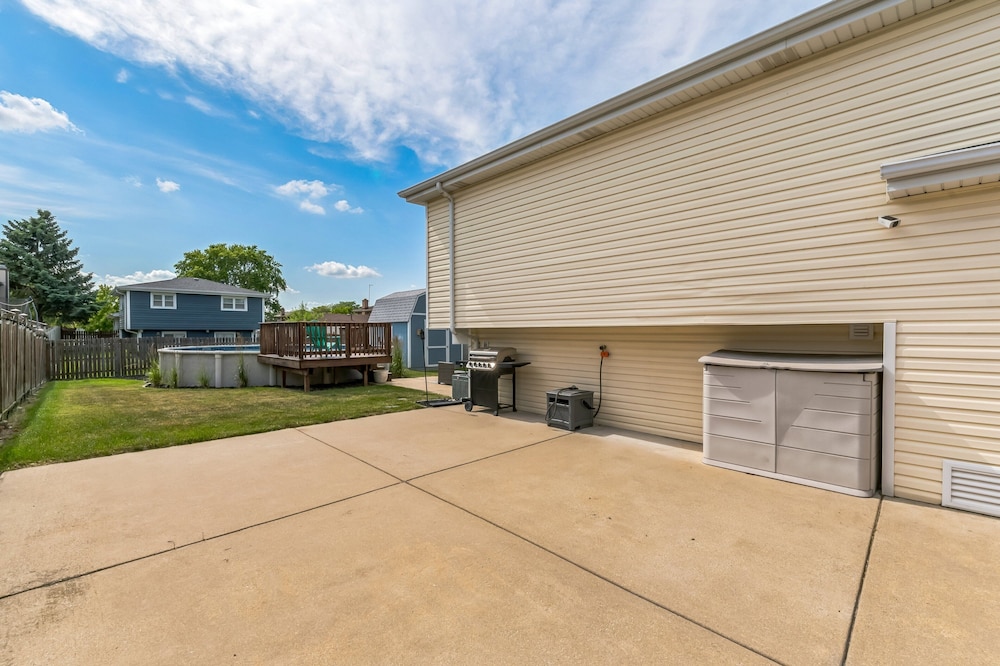 Modern Retreat With Private Pool & Yard 3 Bedroom Home
