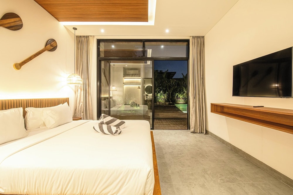 Opulent 5BR Modern Villa 400m From the Ocean
