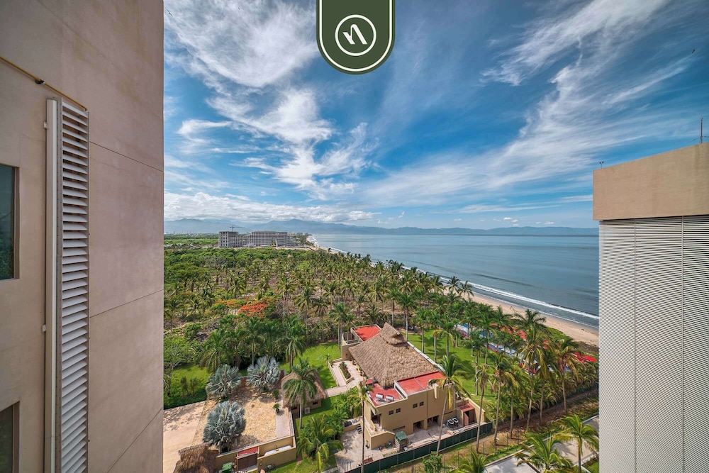 Oceanfront 2 BR Condo - Beach - Restaurant - Gym