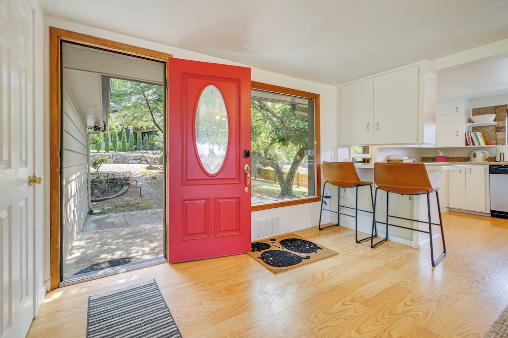 1/2 Mi to Yarrow Bay: Family Home in Kirkland