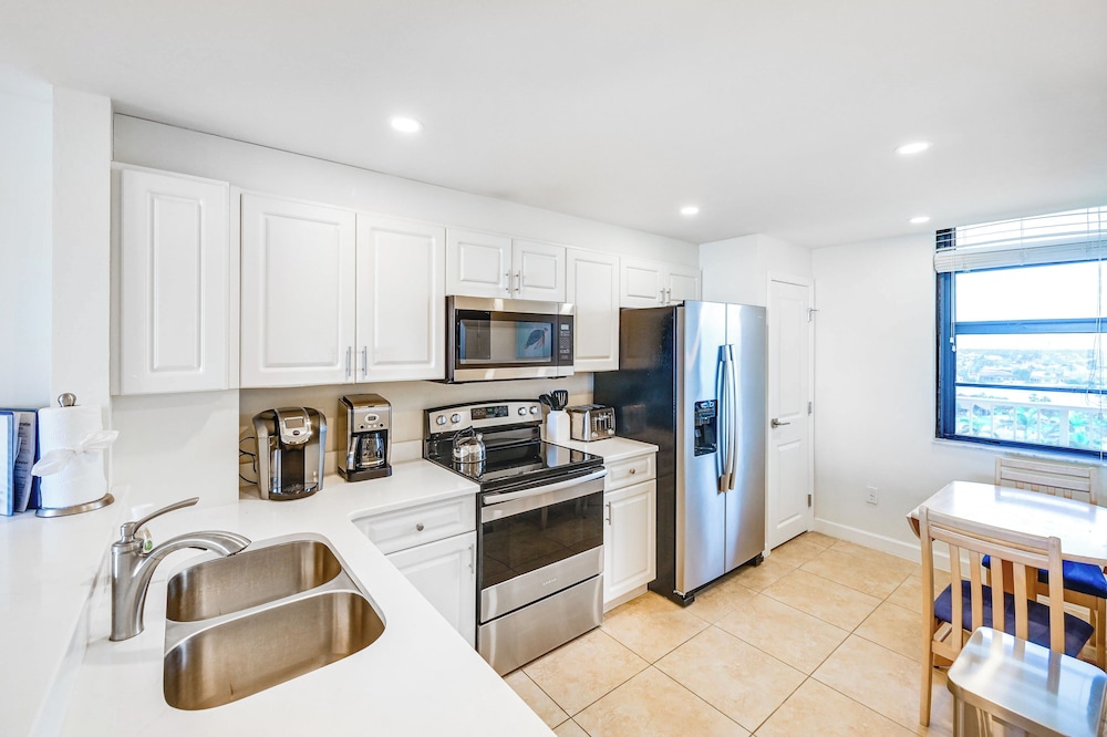 Sunset View & On Beach: Marco Island Condo