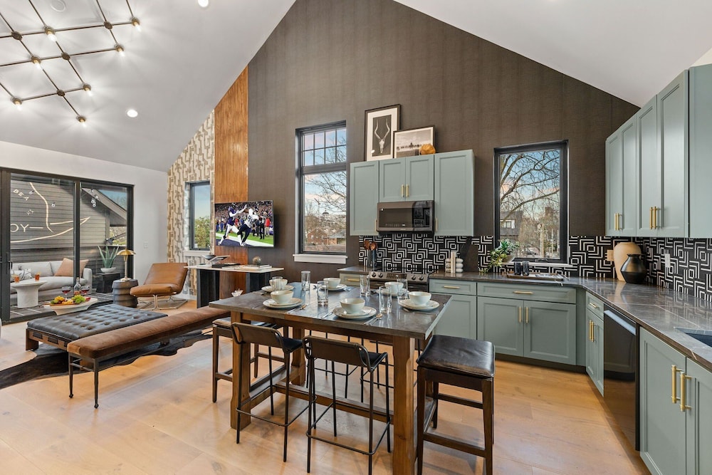 Modern Cowboy - Private Balcony - Mins To Broadway