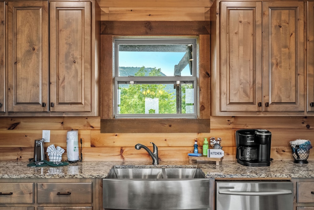 Amazing View Cabin w Gameroom Hot Tub Fire Pit