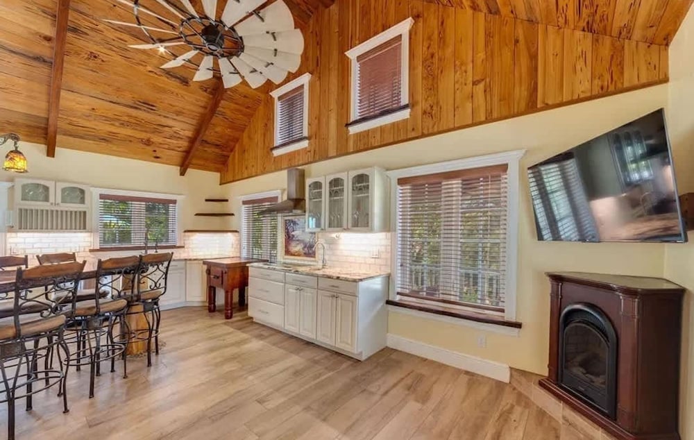 NEW Jungle Paradise Treehouse Suite With Resort Amenities Elevator Access Outdoor Kitchen Lagoon Lazy River Pool RV Hook up