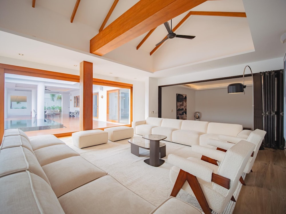 Luxurious 5bedroom White Estate Villa Private Lake