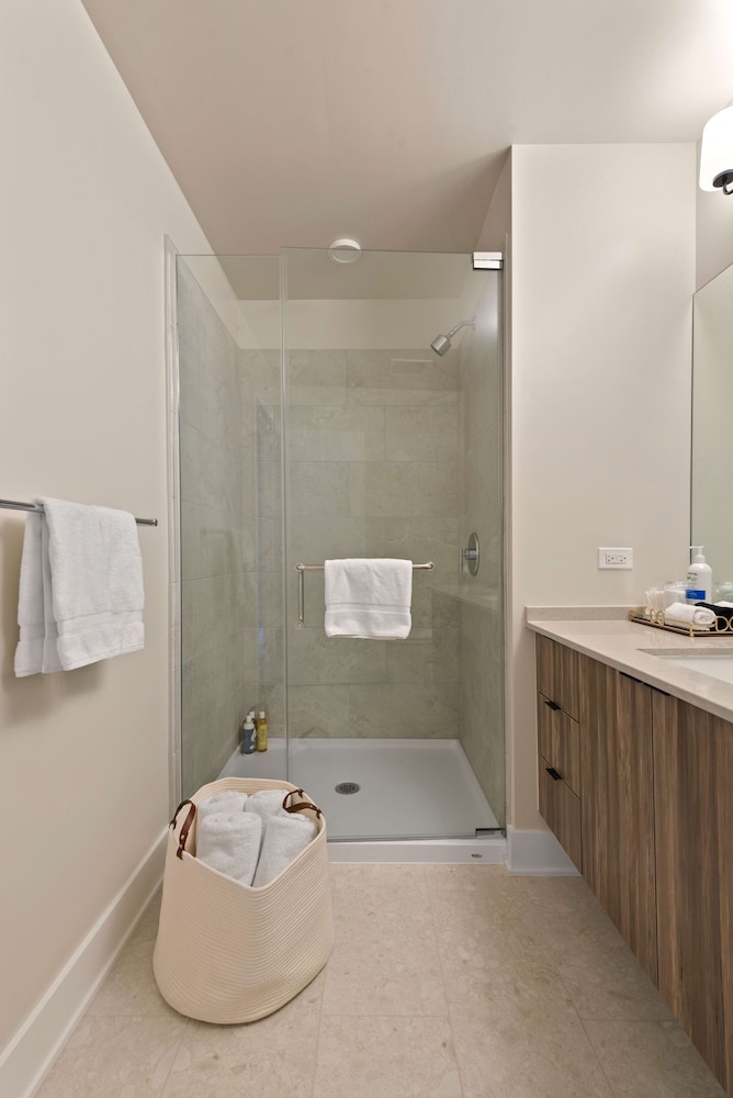 West Loop High-end 2BR Walkable City Views