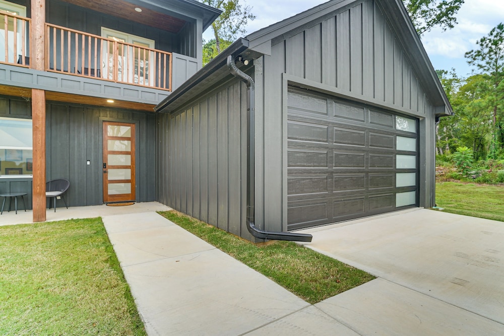 Lake-view Retreat w/ Games & Yard in Daingerfield