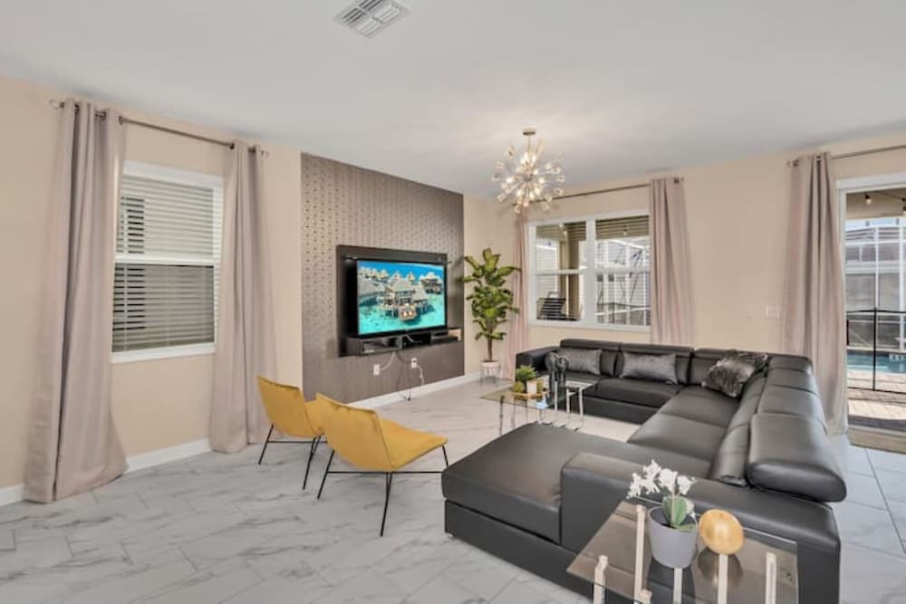 Spacious 8BR Villa Poolside Luxury Fun for 20