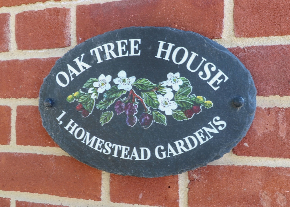Oak Tree House, 1 Homestead Gardens