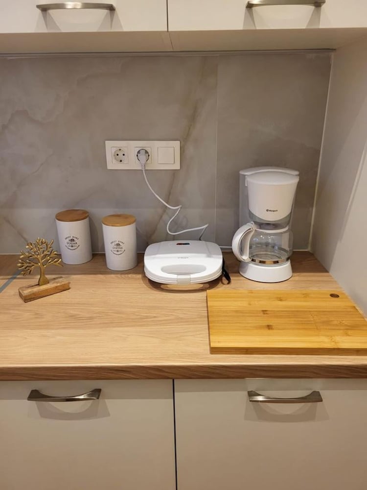2 bd Renovated Flat at Acropolis