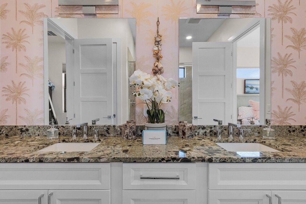 749 Paradise Pointe New Luxury Build 7 Bedroom Home