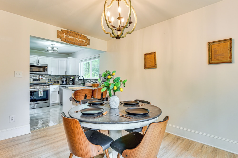 10 Mi to Uptown Charlotte: Family Home w/ Backyard