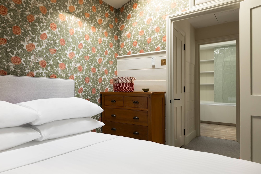 Holland Park Mews IV by Onefinestay view 5