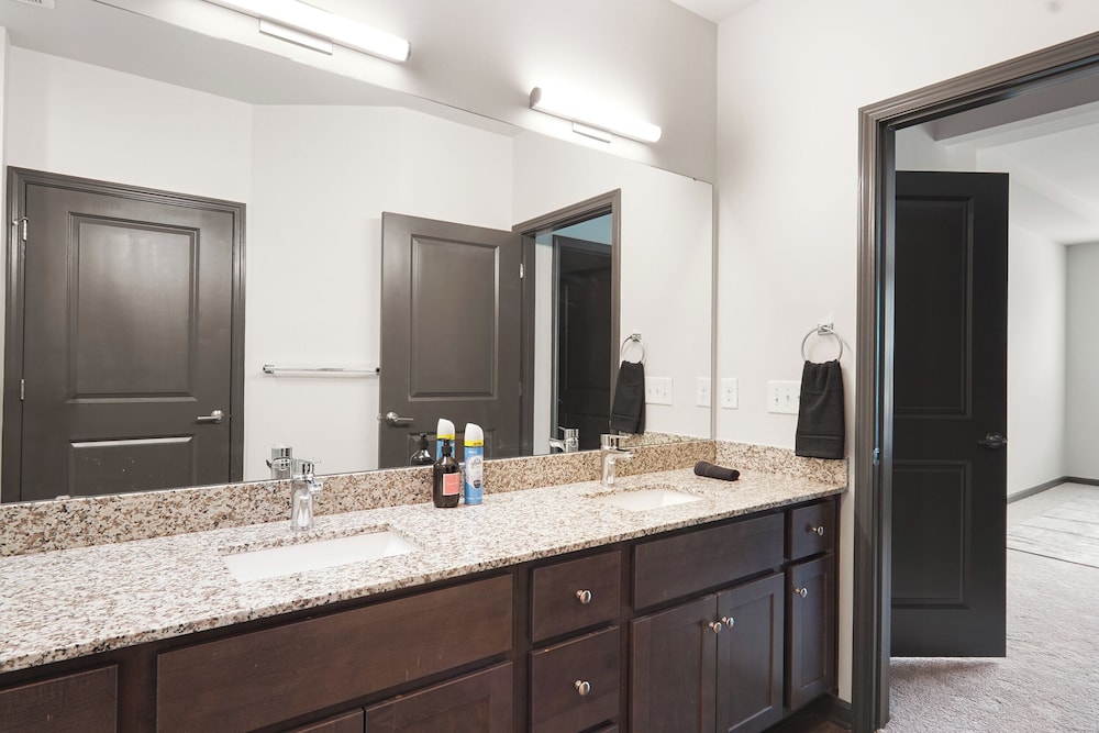 Luxe King 3BR Suite in North Raleigh