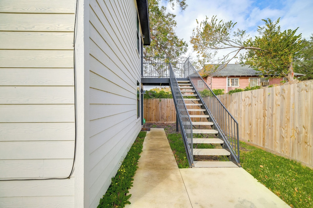 2 Mi to Dtwn & Shell Energy Stadium: Urban Escape