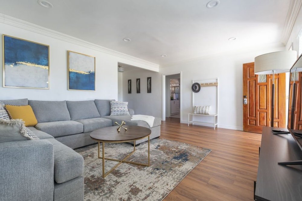 Charming Spacious Home - Modern Comforts Prime Location