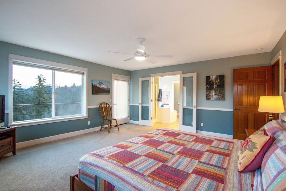 Hazel House 4 Bedroom Home by RedAwning view 3