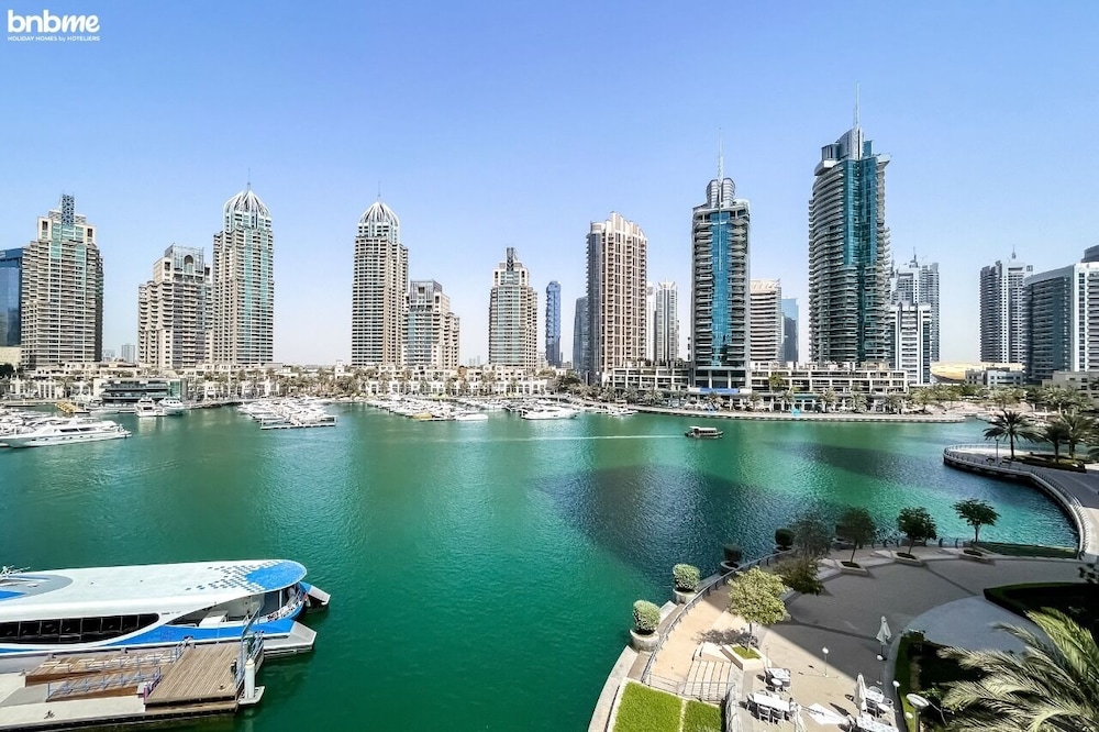 Scintillating Marina View From 1BR Apt