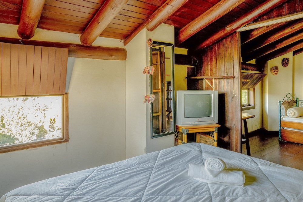 Beautiful Rustic House w/ Pool in Garopaba Egf000