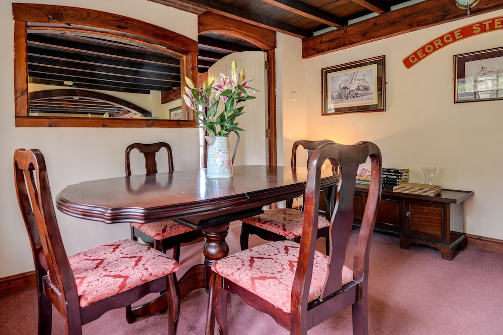 Holiday Cottages and North Star Apartment
