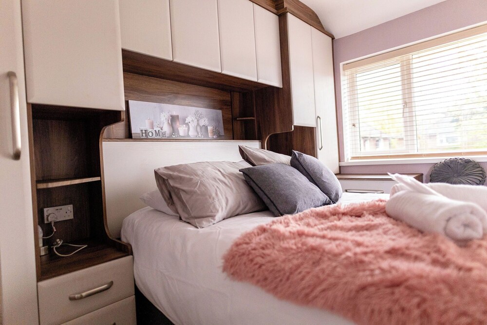 Beautiful Wythenshawe Home Near Airport With Garden & Parking Sleeps 5