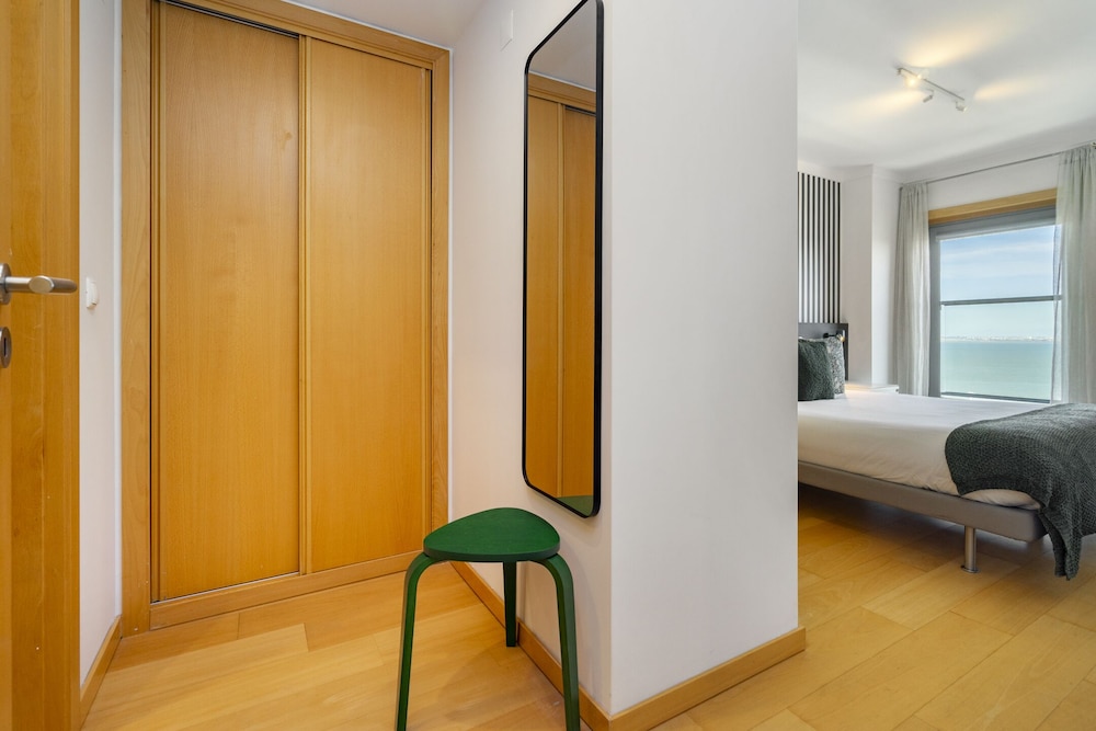 Panoramic Living W/ Elevator, Ac, Garage Perfect For Families & Business Travellers view 4