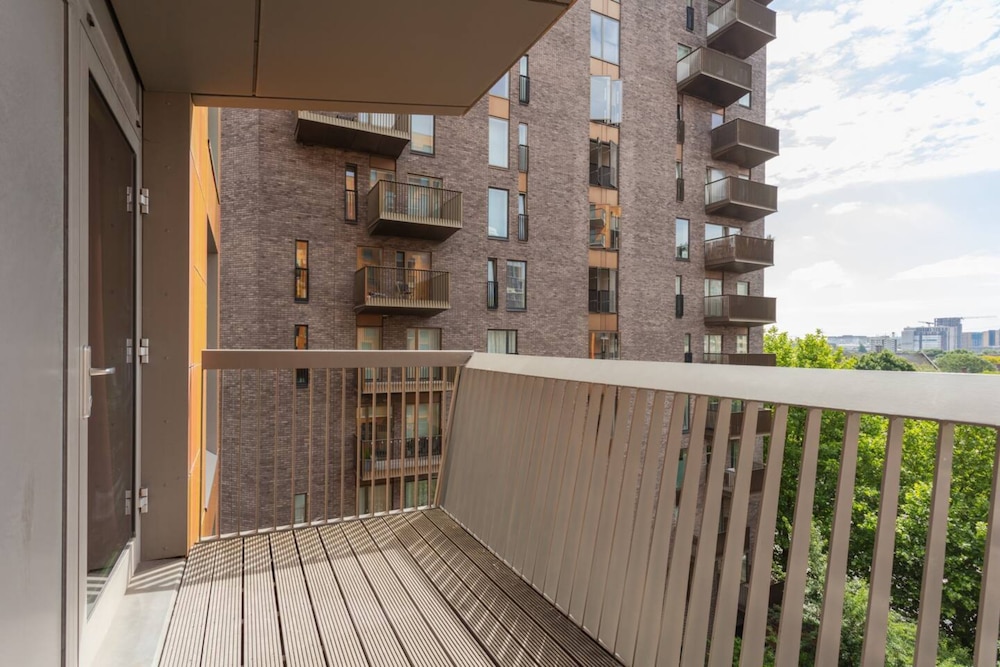 Contemporary 1 Bedroom Apartment in Canning Town With Balcony
