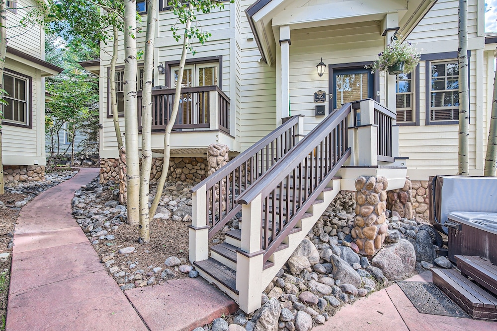 Mountain Ridge  2 Bedroom Townhouse by RedAwning