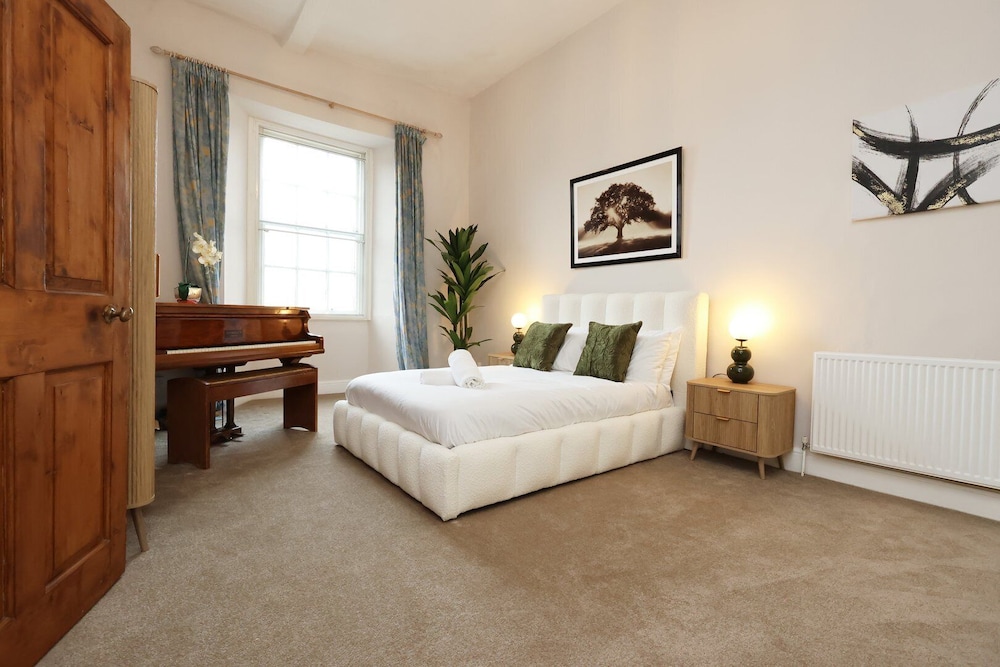 Spacious 3BR Flat in Cowbridge Centre