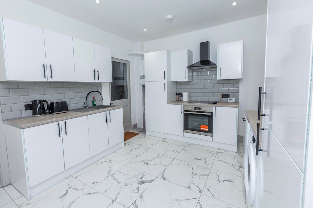 Cozy House In Medway-sleeps10-garden-freeparking