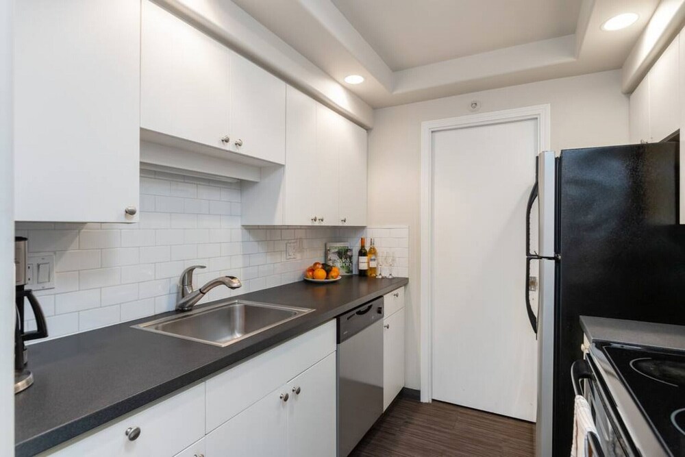 Beautiful 2 Bdrm 2bath Condo Downtown With Views of the Ocean