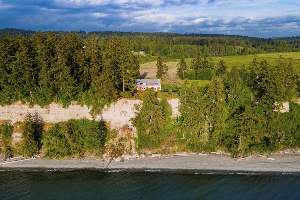 Maxwelton Aerie Bluffside Retreat w/ Sweeping Puget Sound Views + Firepit