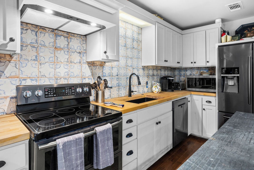 5BR Luxury Home w/ Pool & Wrap-around Porch