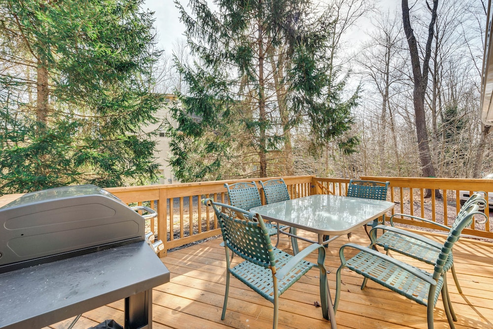 Family Home in Arrowhead Lake w/ Fire Pit!