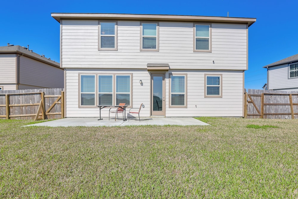 11 Mi to Beach: La Marque Home w/ Patio!
