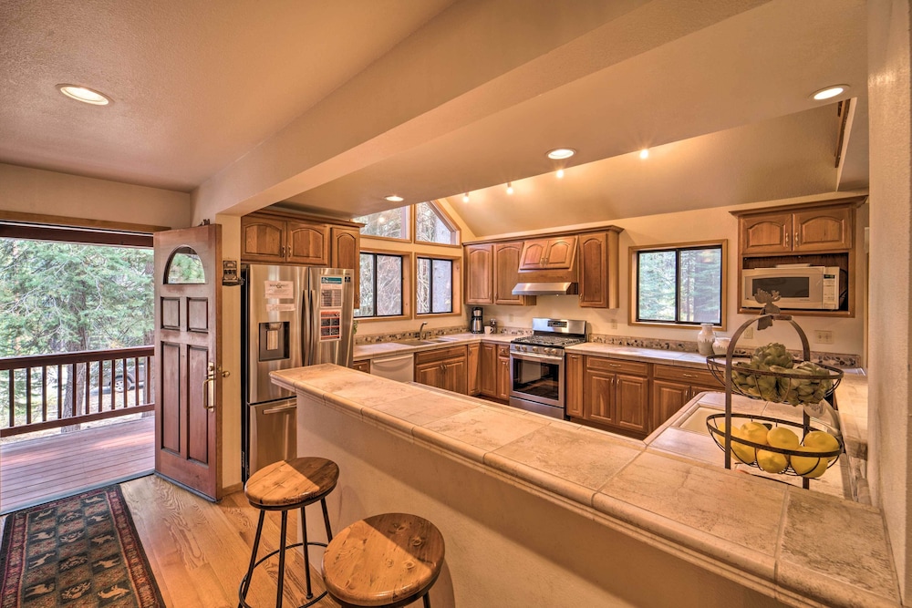 Hot Tub & Deck: Truckee Golf Course Home
