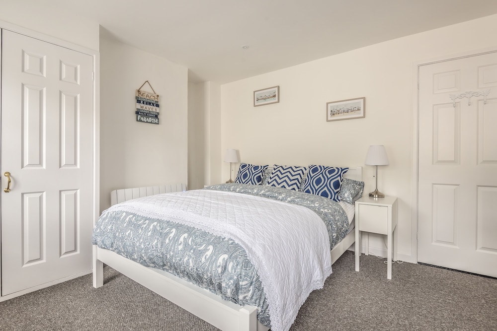 Cottage - Sleeps 6 - Pet Friendly - Patio view 2