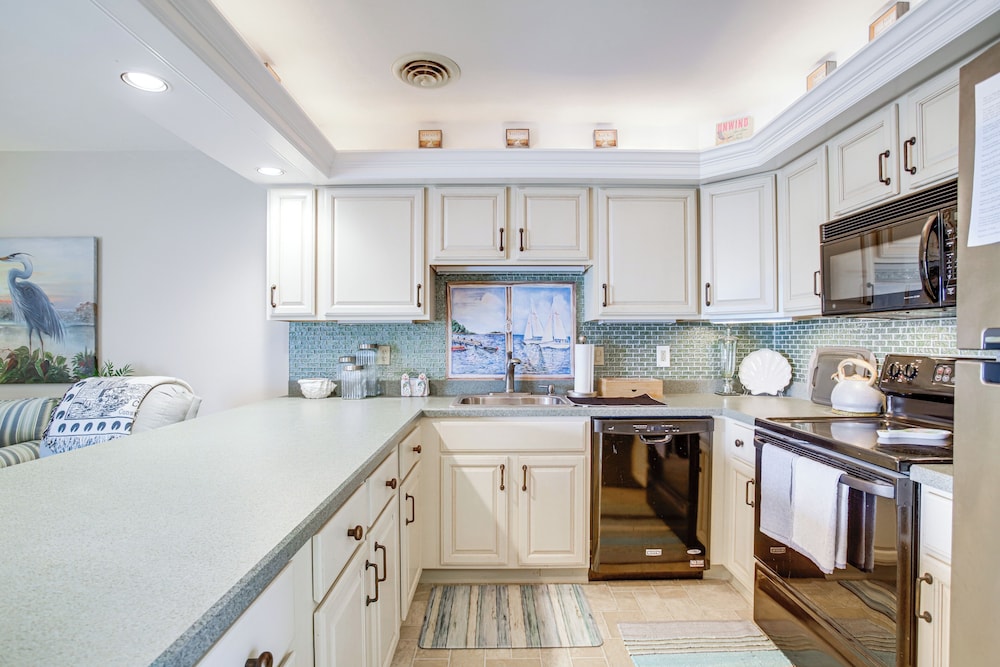 Ocean City Getaway w/ Balcony, Steps to Boardwalk!