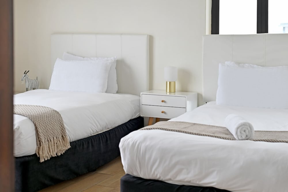 2 Bed Bantry Bay City and Sea View 100m to Beach