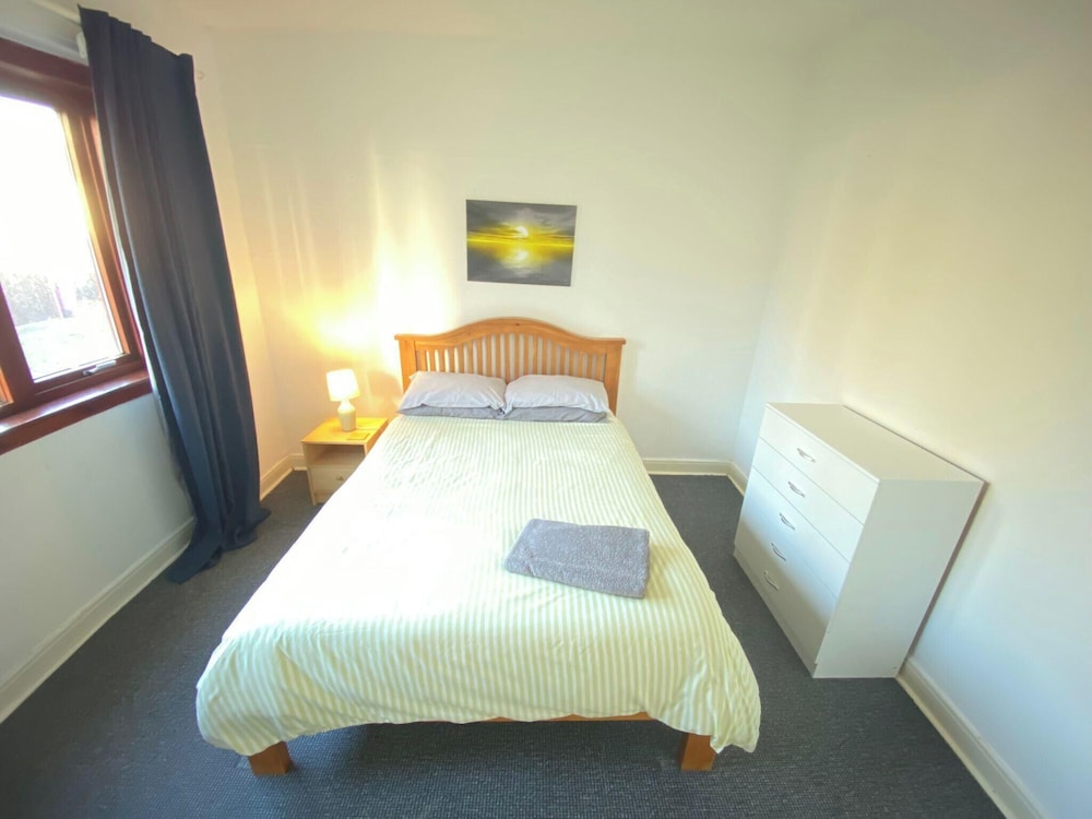 6 Guests - Parking - Patio - Near Coast