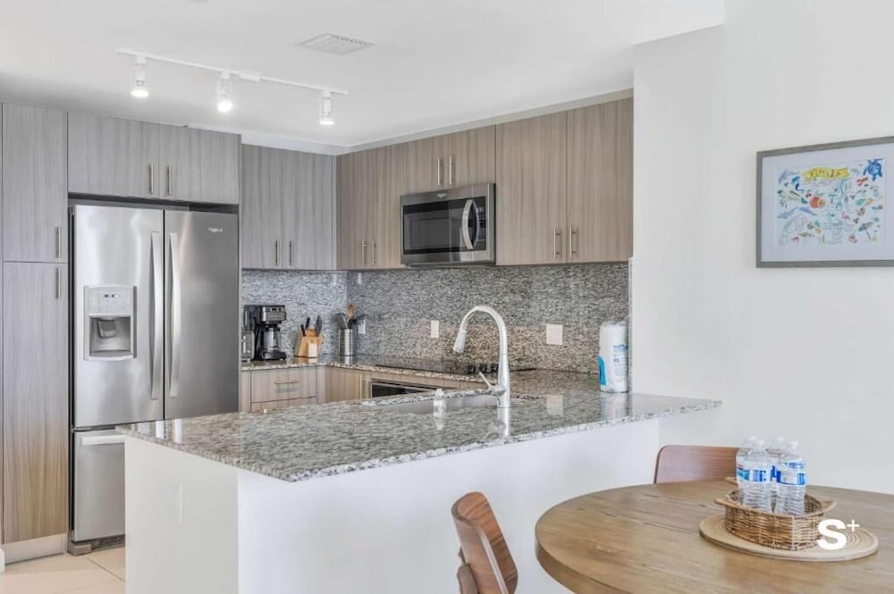 DTW Doral 2 BD Condo and Skyline Views